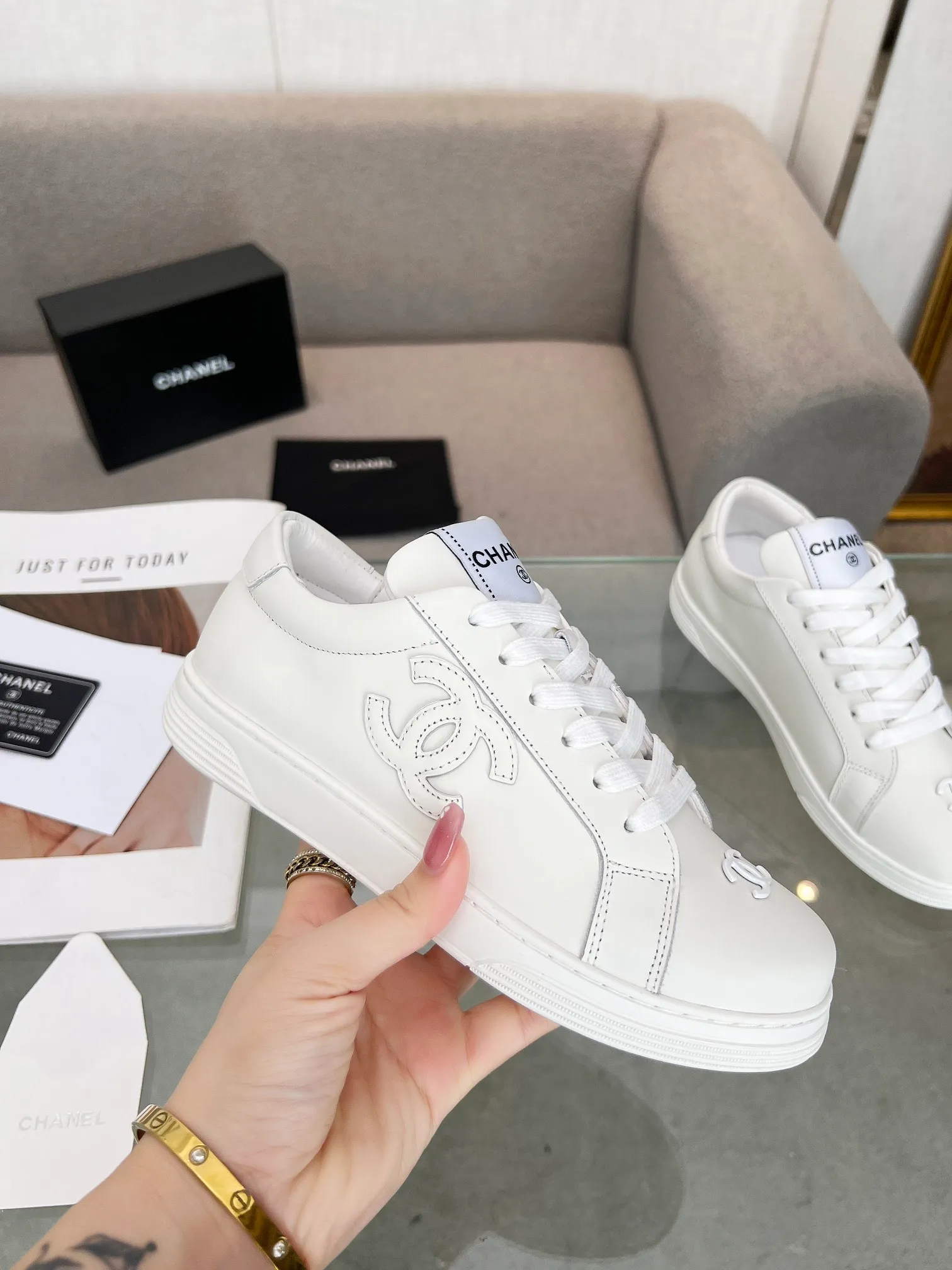 👟👟Ex-factory price 520👟👟Chanel Chanel 24SF latest model full leather panda color white shoes casual sports shoes skateboard shoes original purchase and development production Xiaoxiang C Home Another super popular item in the counter, loved by Internet celebrity bloggers and sisters, and various praises on social platforms. It is very popular, has a high texture, is breathable and super spring and summer. Seeing this issue always arouses the inner desire of girls for fashion. The latest suede material, classic black and white color, full of fashionable feeling on the feet, easy to care for. Fabric: Original customized imported cowhide material. Lining: Customized soft sheepskin lining. Sole: Original molded TPU non-slip outsole. Bottom thickness: 2.5CM. Size: Women's size 35-40 (custom-made sizes 40 are non-refundable)